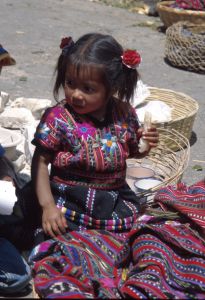 Chichicastenango - indiánská holčička v barevném kroji